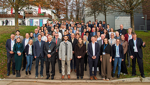 Passen gut zusammen – nicht nur aufs Foto: Stipendiat:innen und ihre Fördernden im Deutschlandstipendium-Jahrgang 2025/26 der Hochschule Mittweida. Gruppenfoto im Freien auf einer ansteigenden Fläche.